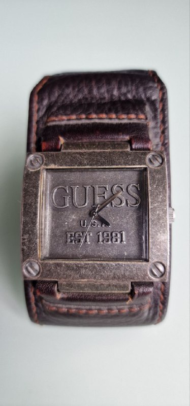 Наручные часы Guess на кожаном ремешке