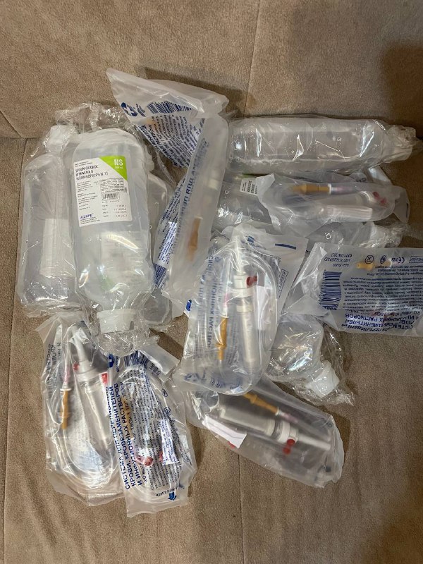 Подгузники для взрослых размер М, капельницы с физраствором 2