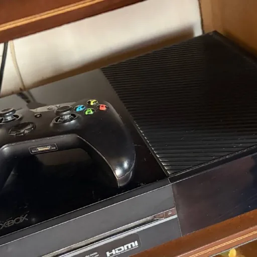 Xbox One с джойстиком и играми