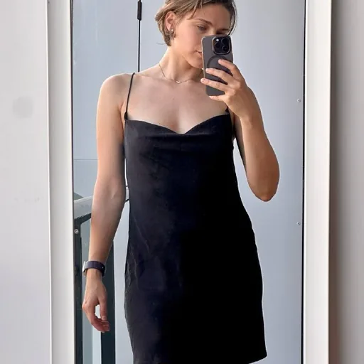Черное атласное платье Stradivarius