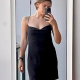Черное атласное платье Stradivarius 1