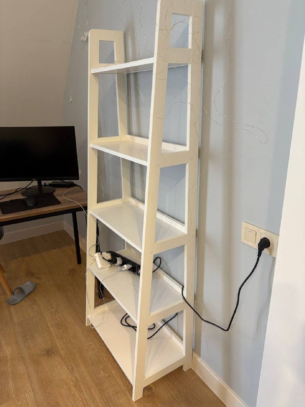 Кресло офисное, белый стеллаж 4