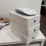 Стол Jysk Vedde, монитор Dell P2422H, мышки Apple Magic Mouse, адаптеры Apple 3
