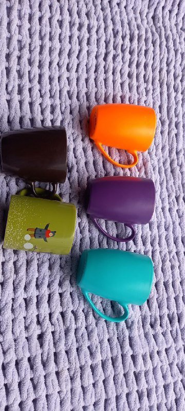 Пассатижи, рулетка, вешалки, покрывало, тапки, кухонные принадлежности, книги 8