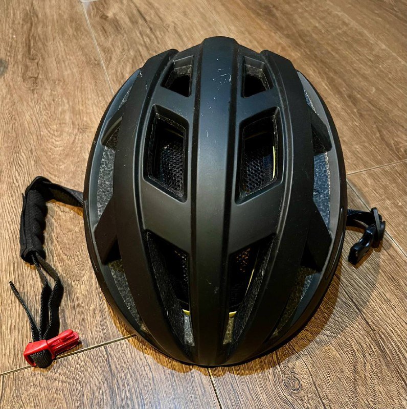 Защитные шлемы розовый и черный 5