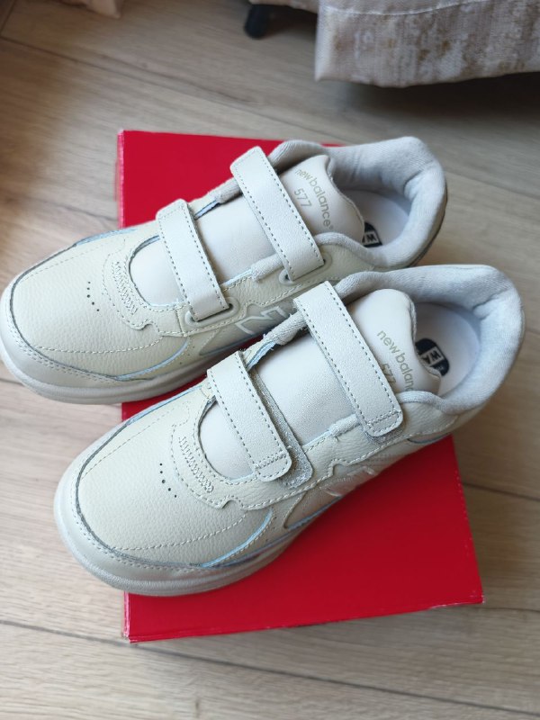 New Balance women's shoes size 7 US 3