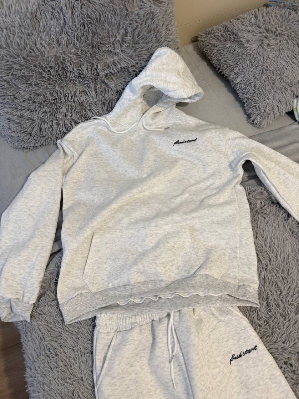 серый спортивный костюм размер S