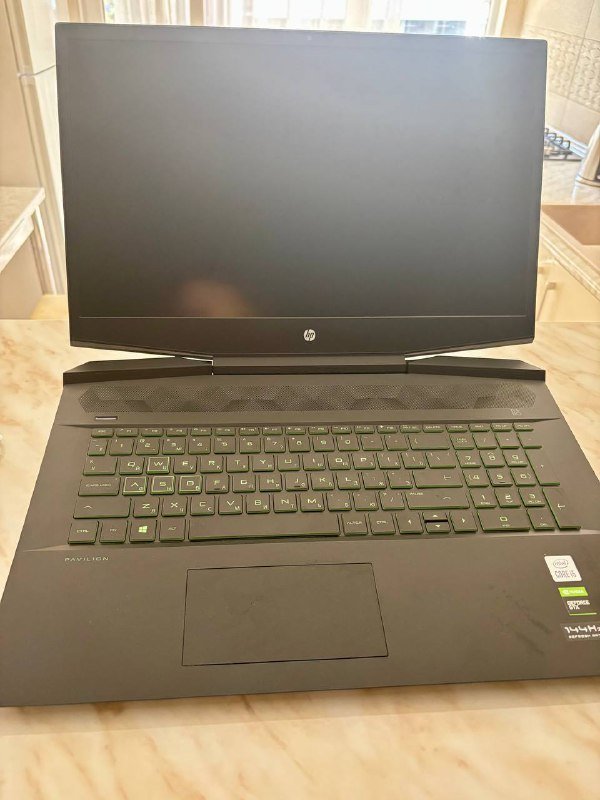 Ноутбук HP Pavillion Gaming 17 с запасным аккумулятором и подставкой