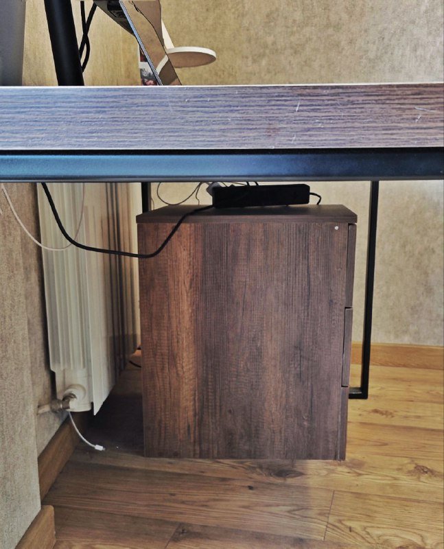 Кастомный рабочий стол 140×70 с тумбой на три ящика 4