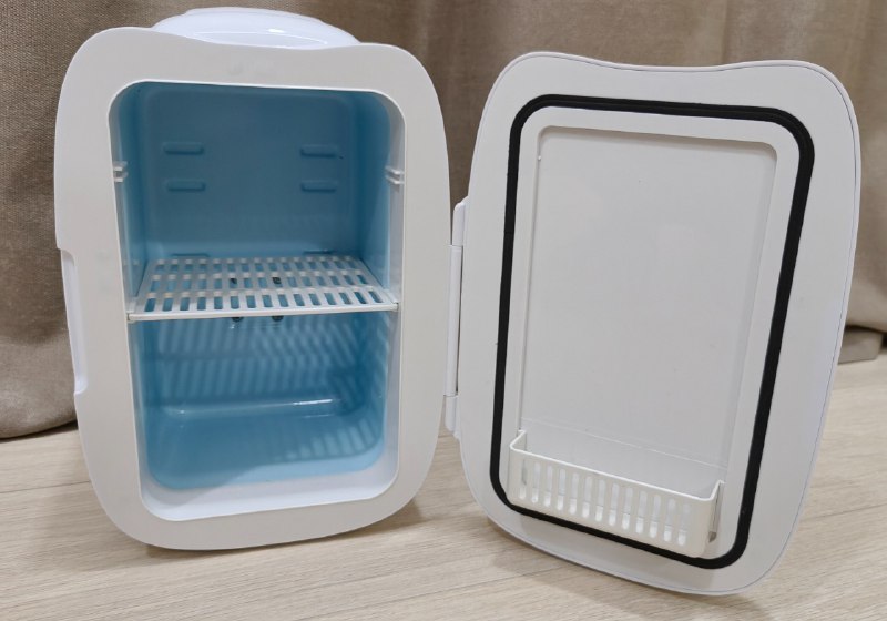 Ikea becant desk, Braun blender, Harman speakers, Huawei monitor, Xiaomi vacuum, cosmetic fridge 2