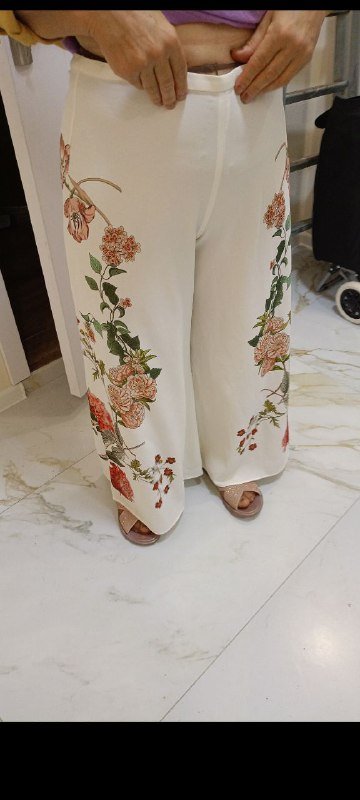Белые брюки с цветочным рисунком