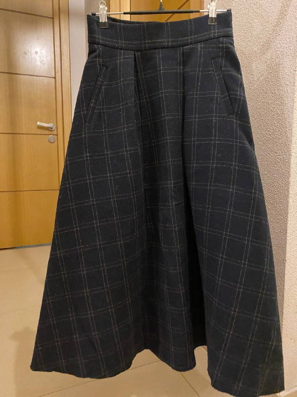 Вязанная жилетка, вязаный топ, рубашка цветочек и желтая в горошек, свитер новогодний, юбки черная и теплая шерстяная 6