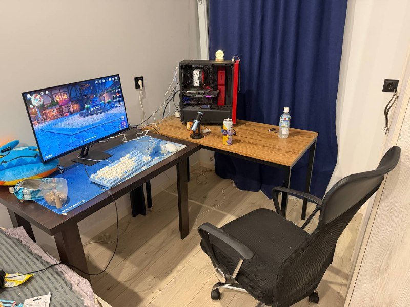 Два компьютерных стола и кресло