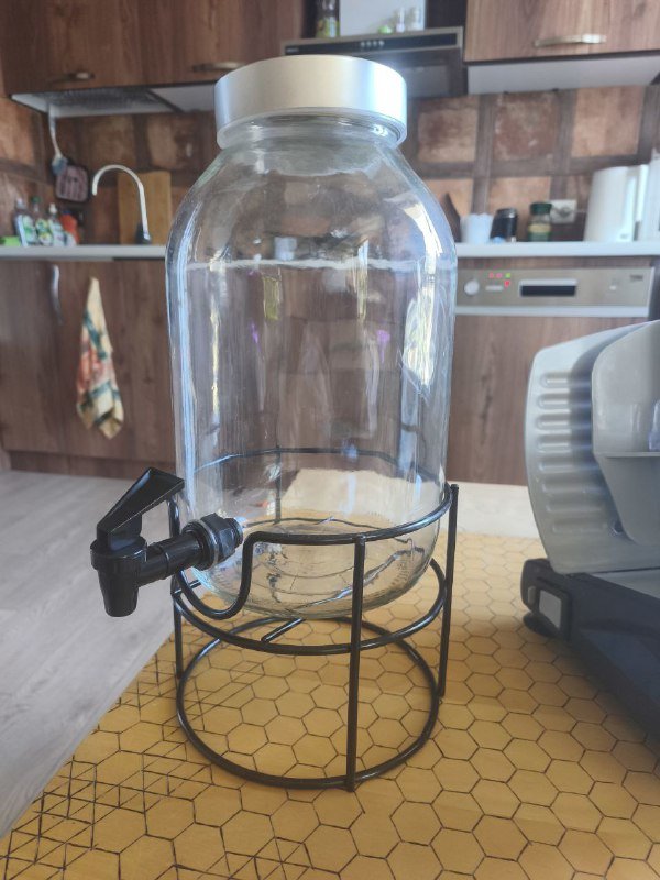 компьютерное кресло, слайсер, банки с краниками