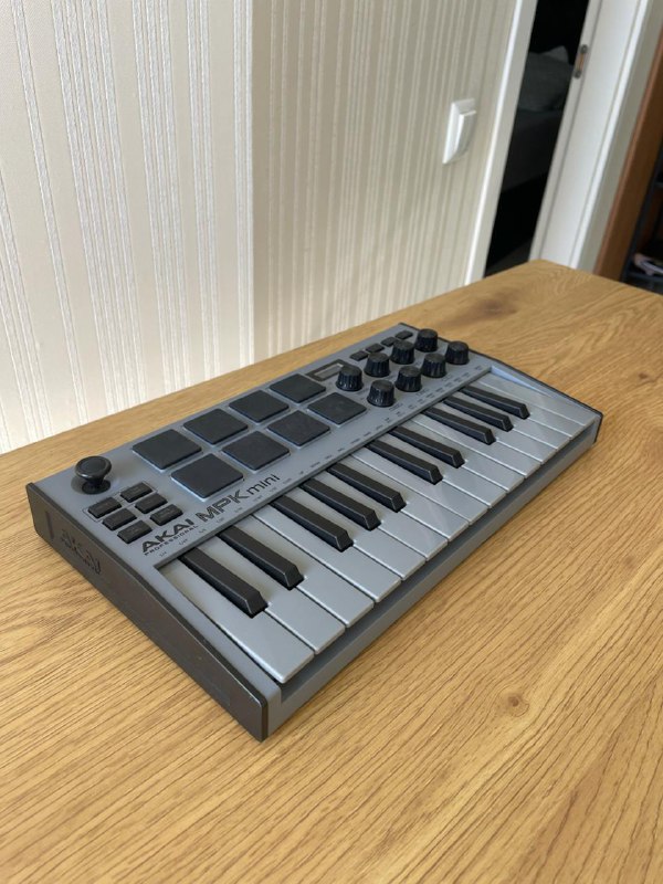 AKAI Professional MPK Mini MK3 - 25 Key MIDI Keyboard 3