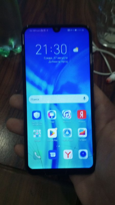 Телефон Honor 10 с разбитым стеклом 2