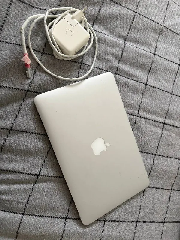 Старенький MacBook 2011 года 1