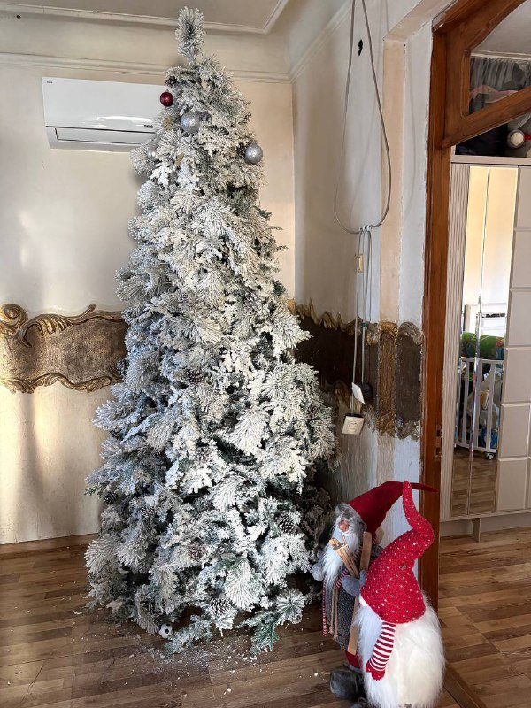 декоративная ёлка 2.3 м 1