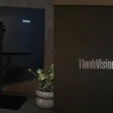 Монитор Lenovo ThinkVision P24h-30, кронштейн, лампа 4