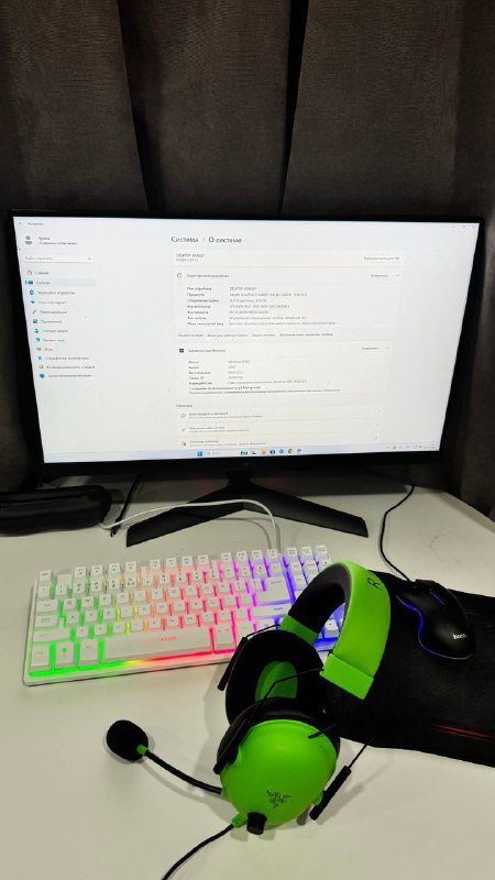 Игровой компьютер с монитором, гарнитурой, клавиатурой и мышью 4
