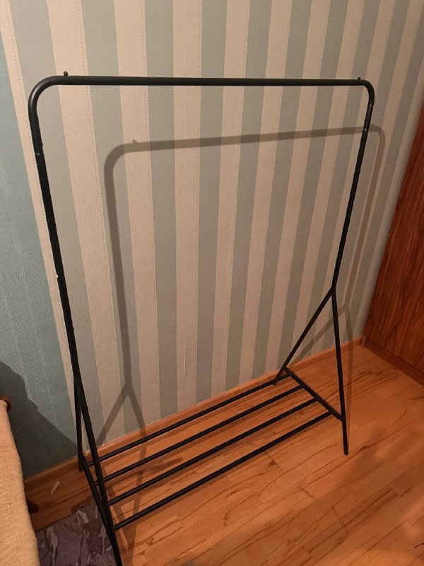 2 прикроватные тумбы и вешалка