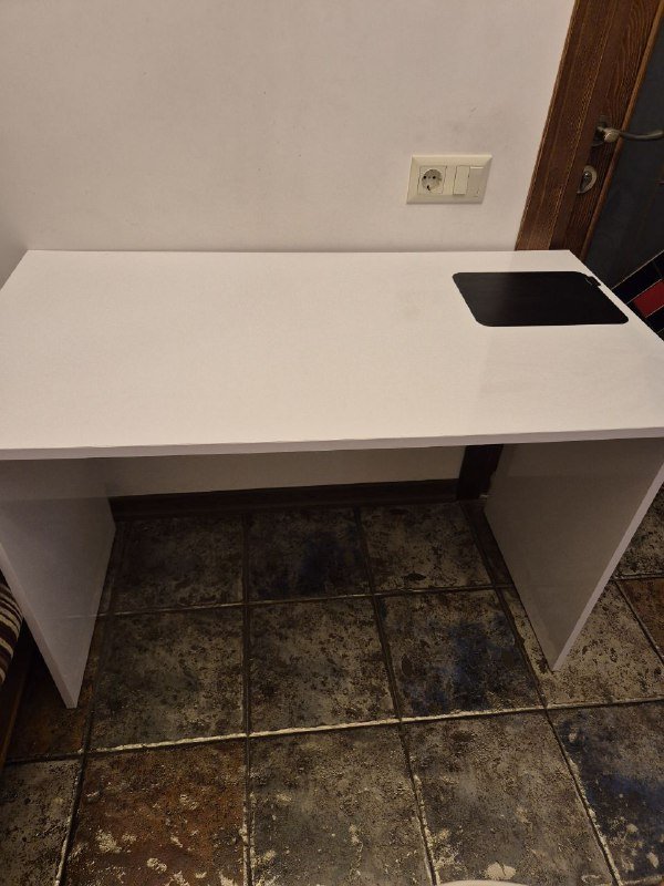 рабочий стол и пластмассовая полка 4