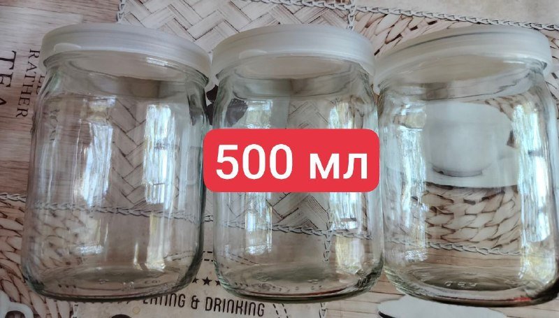 Банки, крышка для сковородки, ортодонтическая зубная щетка, расческа, медная кружка, декоративная наволочка