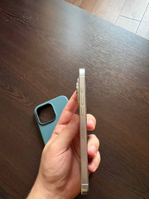 iPhone 16 Pro Max 256GB с чехлами 3