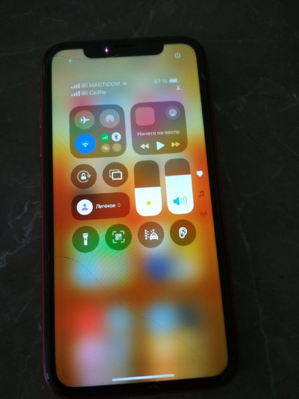 iPhone 11 с беспроводной зарядкой и кейсами 2