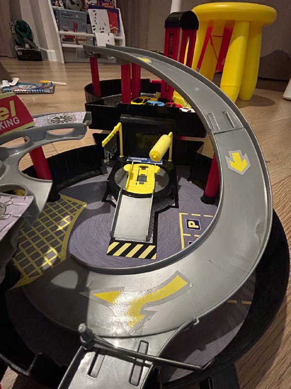 Две детские игрушки - автомобильная парковка и игровой набор 9