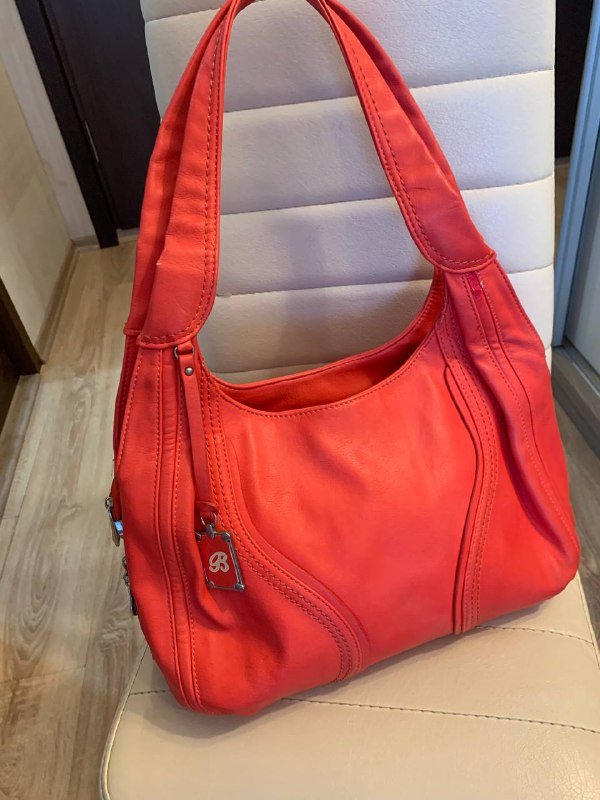 Красная сумка с тремя отделениями и карманами