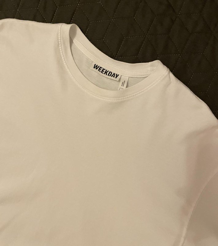 Белый лонгслив Weekday, белый топ J.Crew, босоножки Paloma Wool 3