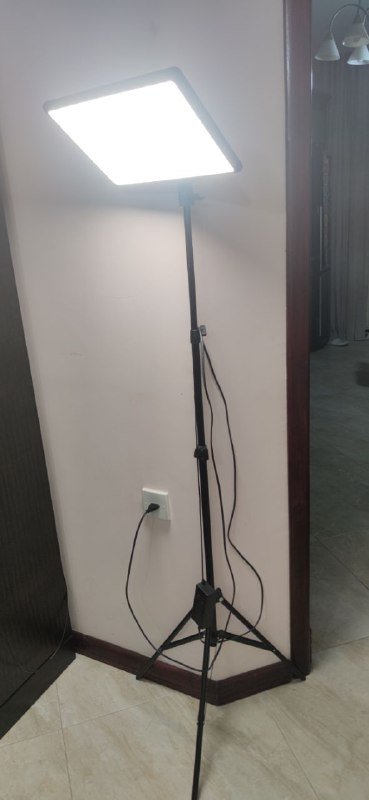 LED-панель на штативе софтбокс лампа