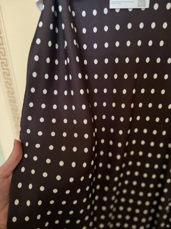 Юбка атласная, футболка белая, жилет шоколадный 3