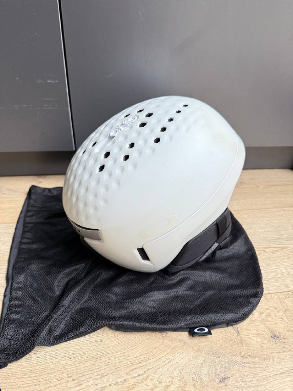 Горнолыжный костюм Superdry, Шлем Oakley MOD 3, Очки Oakley Goggles 3