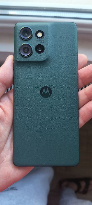 Телефон Motorola edge 50, беспроводные наушники Motorola bud's 3