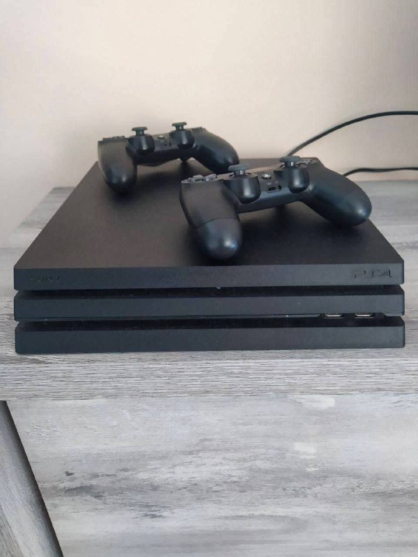 Playstation 4 pro 1tb, 2 джойстика, 2 игры