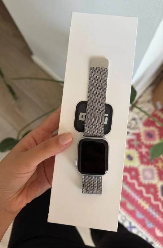 Apple Watch SE, серебряный ремешок 1