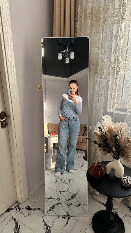 Напольное зеркало в белой раме 2