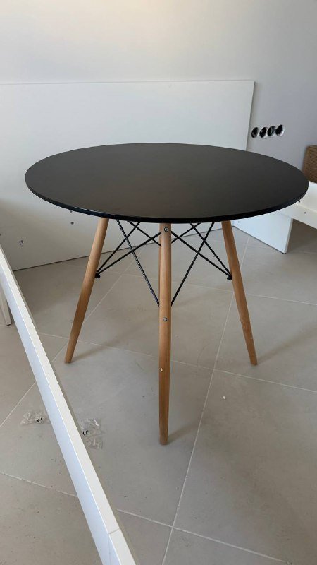 Обеденный стол и два стула