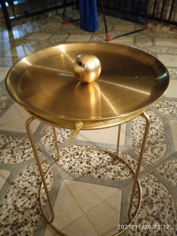 Кофейный металлический круглый столик золотого цвета