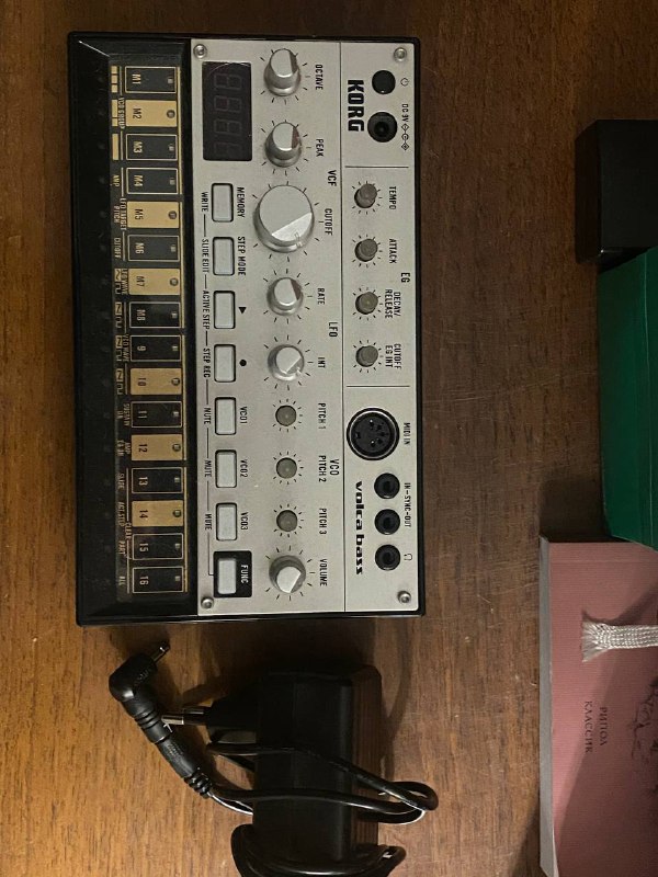 korg volca bass музыкальный инструмент с блоком питания