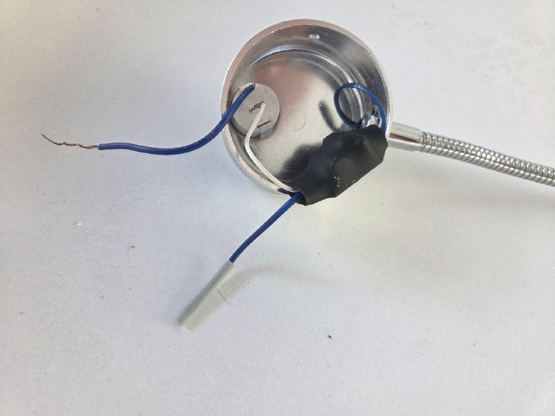 Светильник с гибкой ножкой над кроватью 4