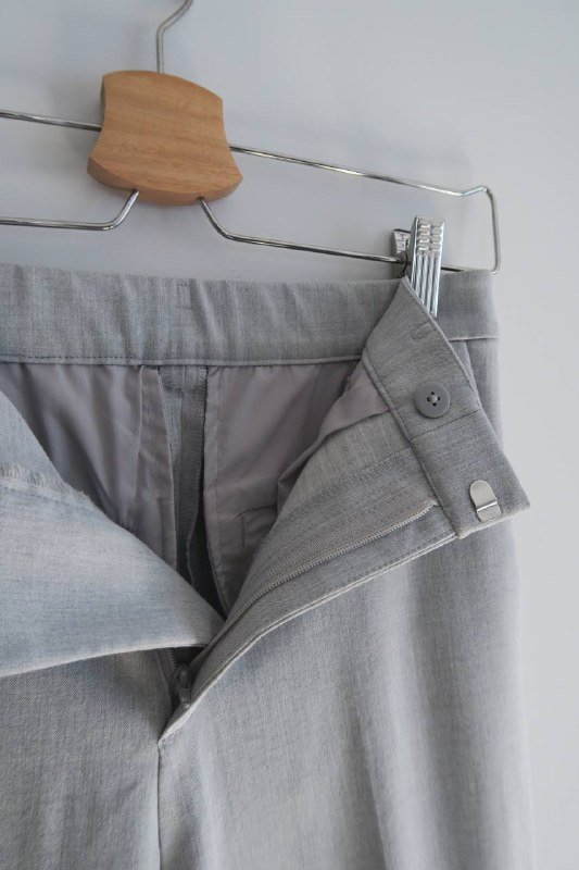 Светло-серые брюки Uniqlo из эластичной ткани 4