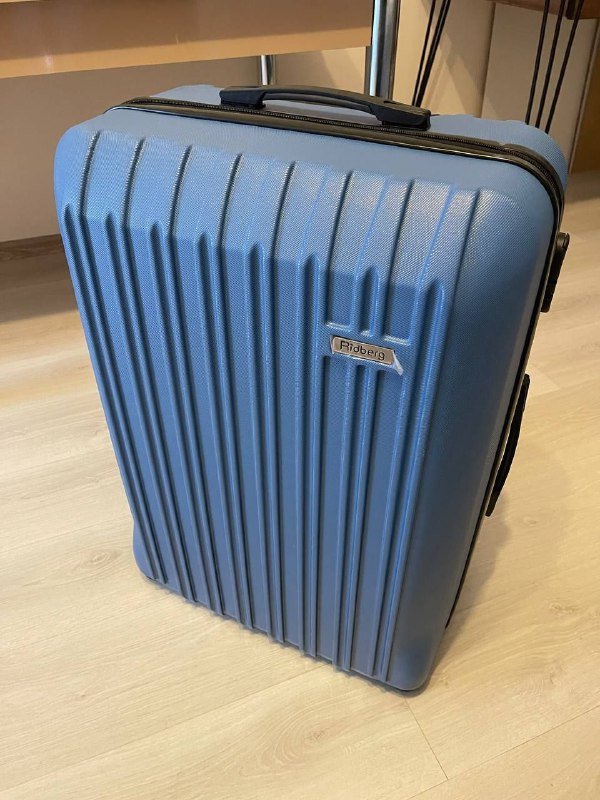 Чемодан размер L с колесами и кодовым замком