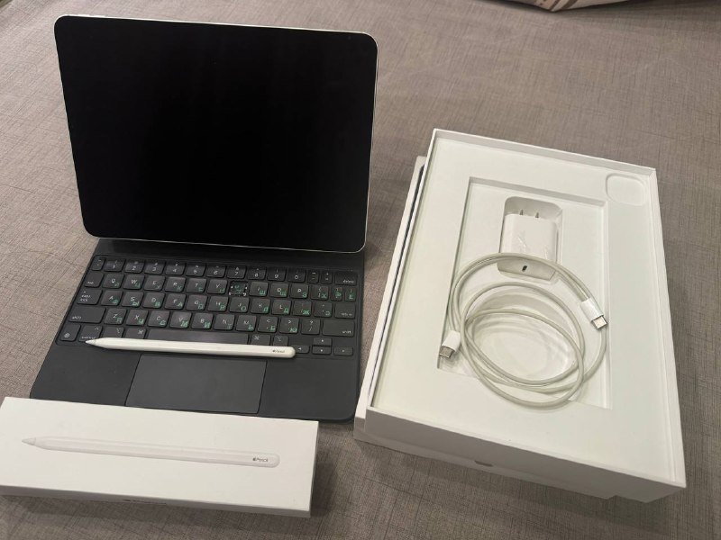 iPad Pro 11 256GB с Apple Pencil и чехлом-клавиатурой 2