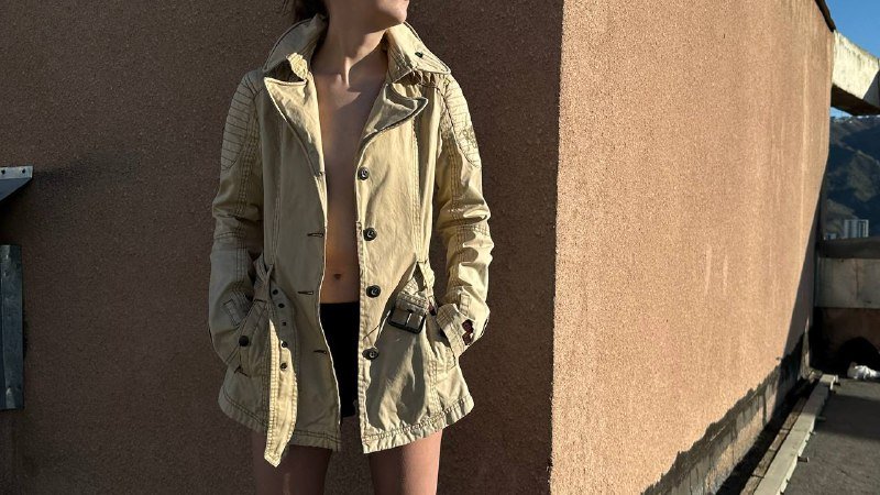 Женская куртка с двигающимся воротником 2