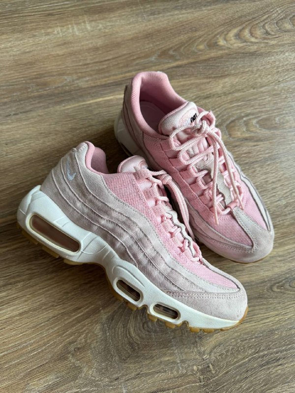 Шорты Carhartt, Сумка Kipling, Футболка Nike, Кепка Saucony, Джинсы True Religion, Футболка Yamaha, Кроссовки Nike, Штаны Nike, Кепка Nike Tn 7