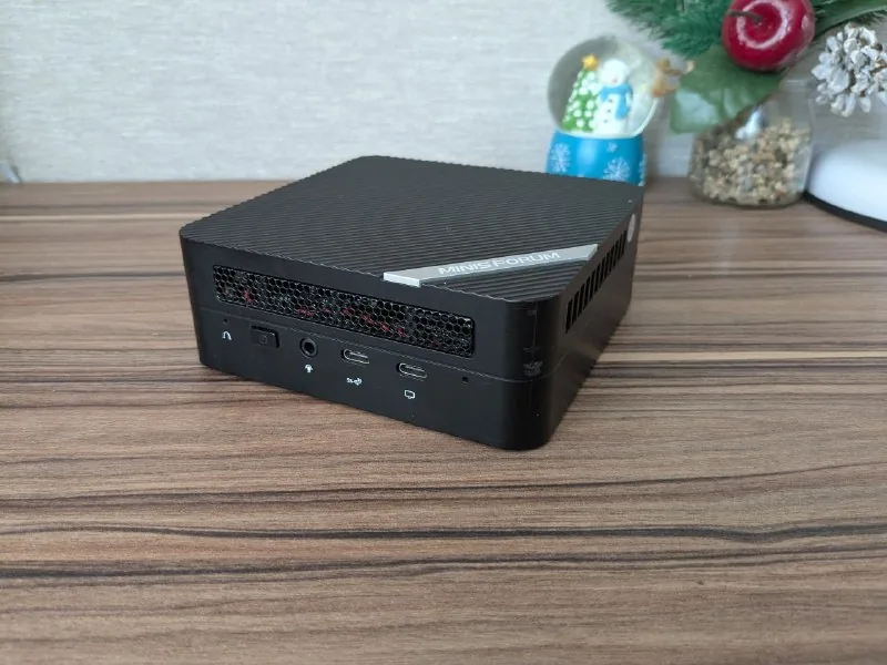 Minisforum UM560XT 1