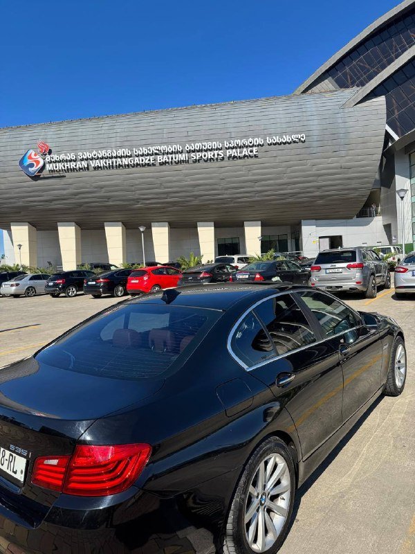 BMW 3.0 бензин полноприводный черный седан 5